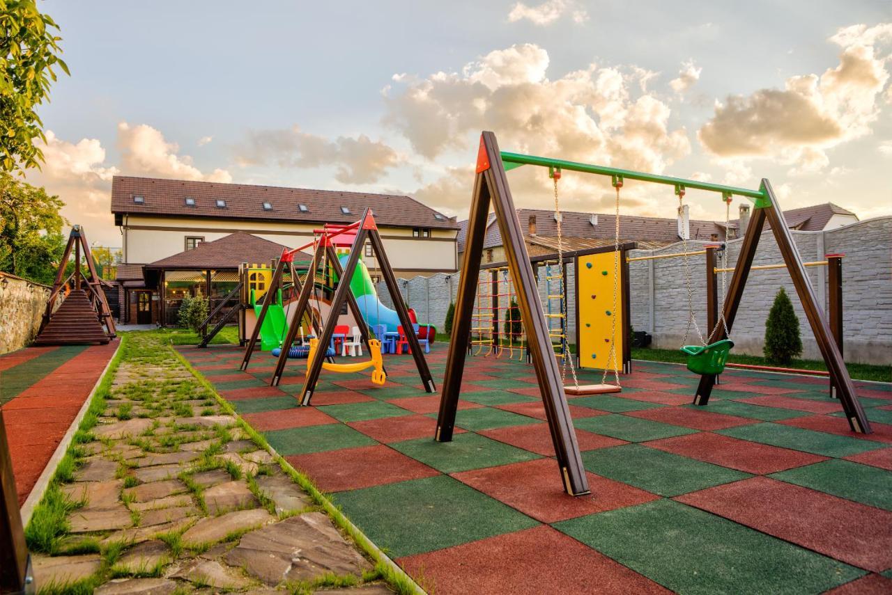 Conacul Ambient Hotell Cristian  Exteriör bild